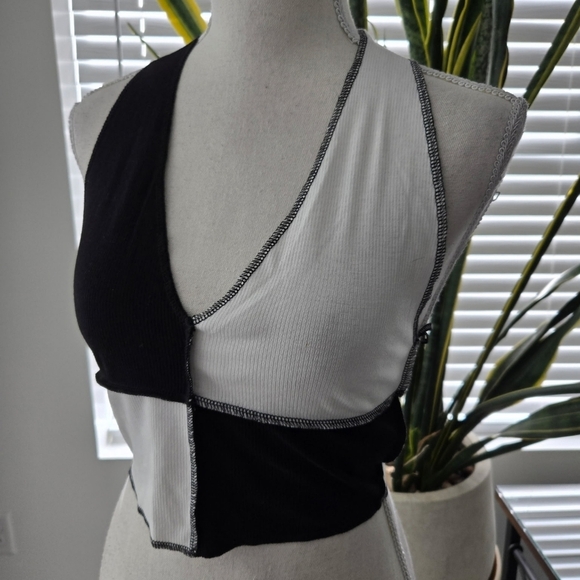 Forever 21 Colorblock Cropped Halter Top. Size Small. New.A ribbed knit crop t - Picture 4 of 8